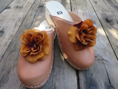 Clogs aus naturfarbenem Leder mit goldenen Rosen verziert