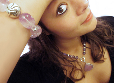 Halskette und Armband sind aus Amethystperlen mit silbernen Zwischenteilen und Silbermodul gearbeitet