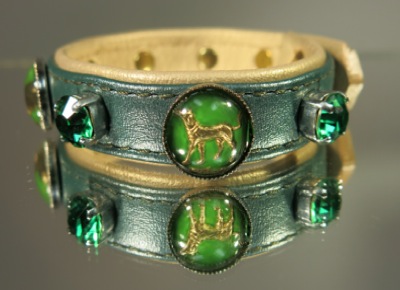 Armband Motivstein Hund grün
