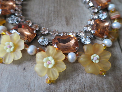 Statementkette mit Blüten peach